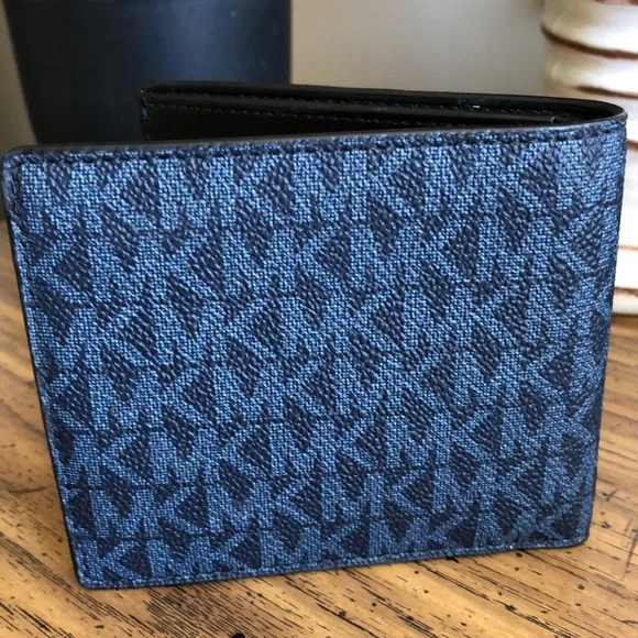 NEW Michael Kors Bifold Wallet - Picture 4 of 9